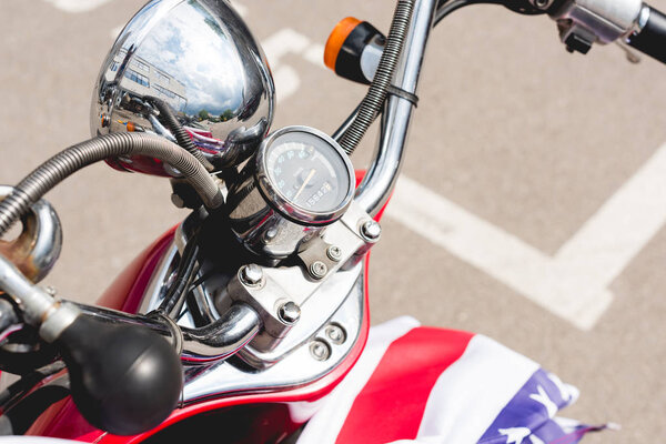 высокий угол обзора красного скутера и флага Америки
