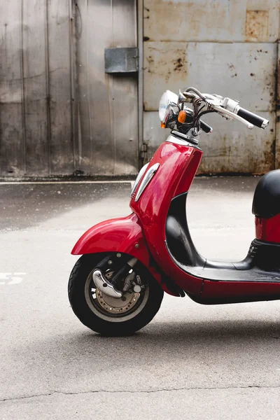 Red Scooter Standing Sunlight Place — Stock Photo, Image