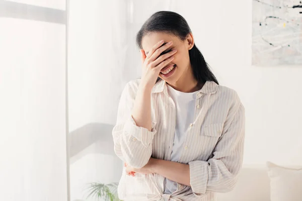 Joven Mujer Latina Sonriente Cubriendo Cara Con Mano Mientras Está — Foto de Stock