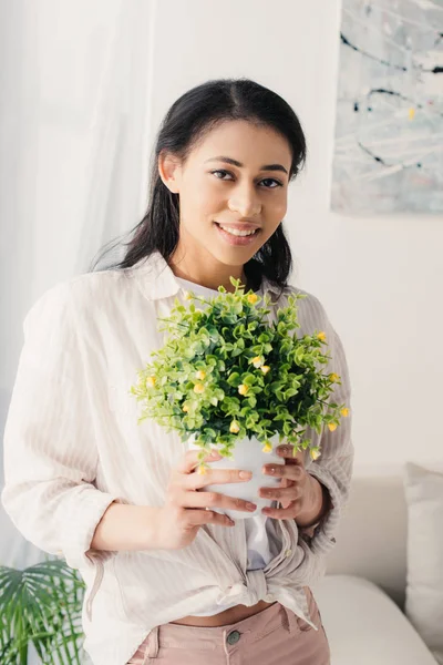 Pretty Latin Woman Holding Flowerpot Green Plant While Smiling Camera — Stock Photo, Image