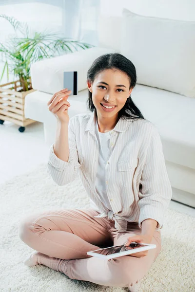Attractive Young Woman Using Digital Tablet Holding Credit Card While — Stock Photo, Image