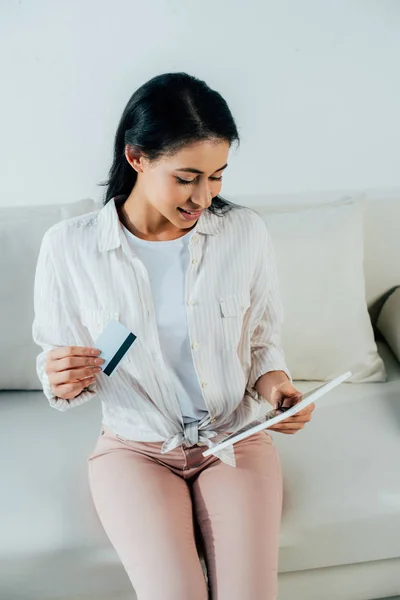 Mulher Latina Bonita Segurando Cartão Crédito Usando Tablet Digital Enquanto — Fotografia de Stock