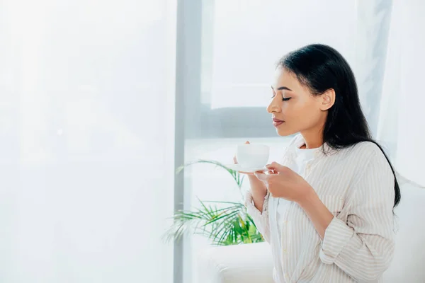 Mulher Latina Bonita Segurando Xícara Café Com Olhos Fechados Enquanto — Fotografia de Stock