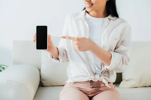 Przycięte Strzał Młodej Kobiety Łacińskiej Trzymając Smartfon Pustym Ekranem — Zdjęcie stockowe