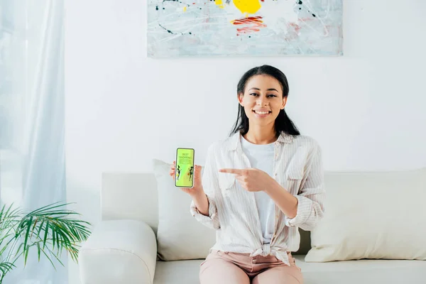 Beautiful Latin Woman Showing Smartphone Best Shopping App Screen — Stock Photo, Image