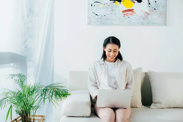 Leende Latin Kvinna Leende När Sitter Soffan Och Använda Laptop — Stockfoto