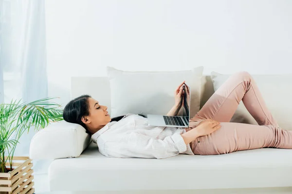 Beautiful Latin Woman Lying Sofa Using Laptop Home — Stock Photo, Image