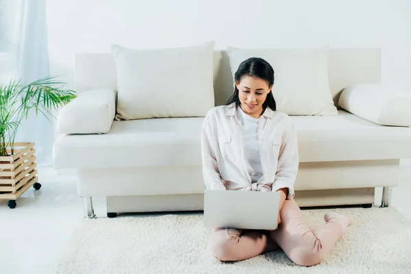 Ung Latinamerikansk Kvinna Som Använder Laptop Sittande Golvet Nära Soffan — Stockfoto