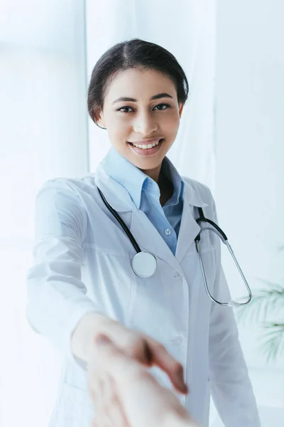 Foco Seletivo Belo Médico Latino Apertando Mãos Com Paciente Sorrindo — Fotografia de Stock