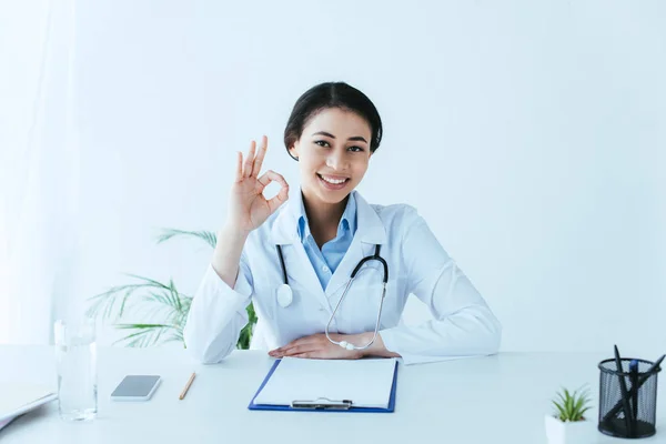 Beautiful Latin Woman Showing Okay Gesture Smiling Camera While Sitting — Stock Photo, Image