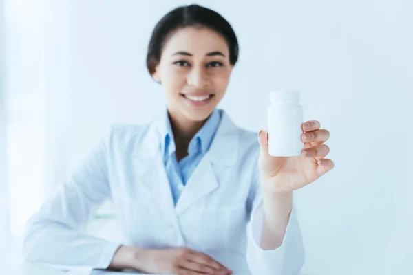 Selective Focus Cheerful Latin Doctor Holding Pills Container Smiling Camera — Stock Photo, Image
