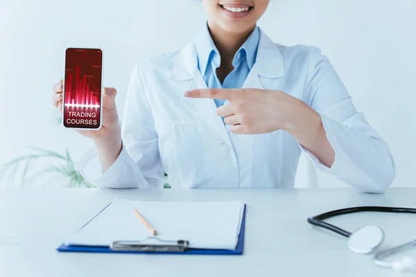 Recortado Tiro Médico Latino Señalando Con Dedo Teléfono Inteligente Con —  Fotos de Stock