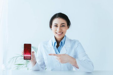 ekranda ticaret kursları ile akıllı telefon parmak ile işaret çekici latin doktor