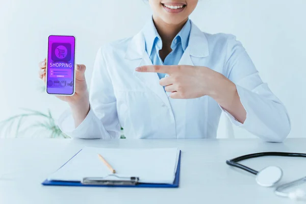 Częściowy Widok Uśmiechnięty Łacińskiej Lekarza Pokazując Smartphone Aplikacji Zakupy Online — Zdjęcie stockowe