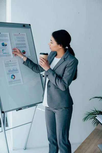 Joven Mujer Negocios Latina Organizando Infografías Rotafolio Mientras Sostiene Taza — Foto de Stock