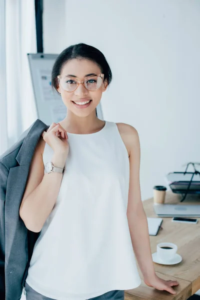 Pretty Latin Businesswoman Smiling Camera While Standing Workplace Office — Stock Photo, Image