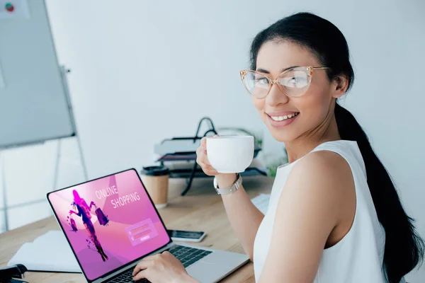 Pretty Latin Businesswoman Using Laptop Online Shopping Website Screen While — Stock Photo, Image
