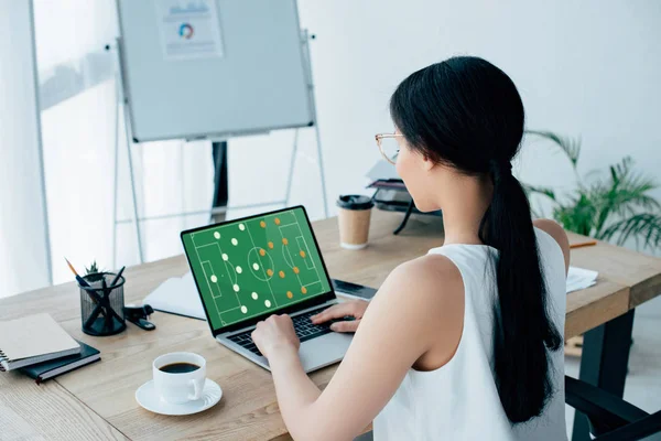 Young Latin Businesswoman Playing Online Football Game Laptop Office — Stock Photo, Image