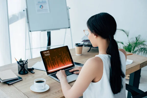 Joven Mujer Negocios Latina Utilizando Ordenador Portátil Con Sitio Web — Foto de Stock