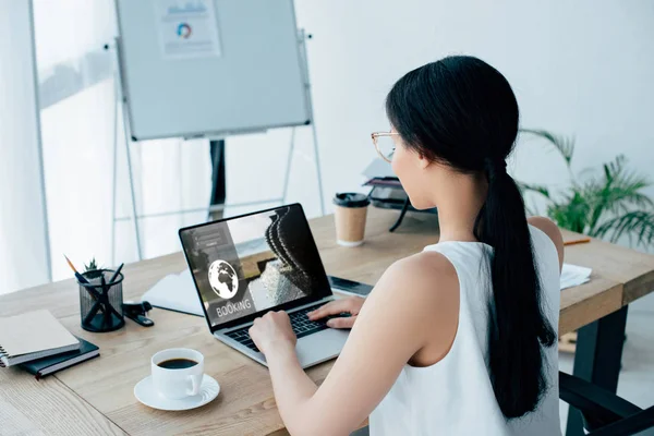 Young Latin Businesswoman Using Laptop Booking Website Screen — Stock Photo, Image