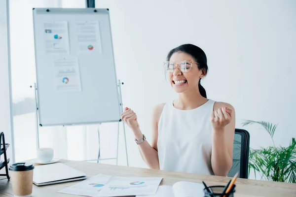 Glückliche Geschäftsfrau Feiert Triumph Während Sie Schreibtisch Büro Sitzt — Stockfoto