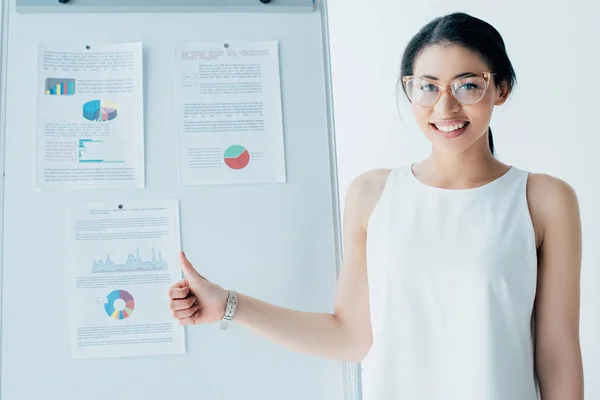 Aantrekkelijke Zakenvrouw Toont Duim Omhoog Terwijl Staande Buurt Flipchart Met — Stockfoto