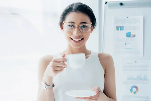 Beautiful Latin Businesswoman Glasses Holding Coffee Cup While Smiling Camera — Stock Photo, Image