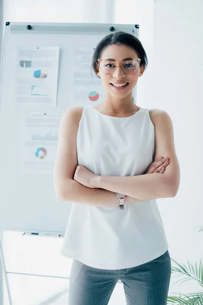 Pretty Latin Businesswoman Glasses Smiling Camera While Standing Crossed Arms — Stock Photo, Image