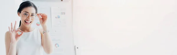 Панорамний Знімок Весела Латинська Бізнес Леді Торкається Окулярів Показує Нормальний — стокове фото