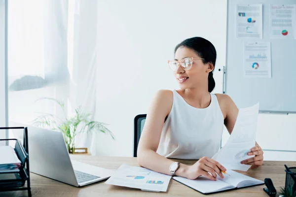 Young Latin Businesswoman Holding Paper Pencil Notebook While Sitting Workplace — Stock Photo, Image