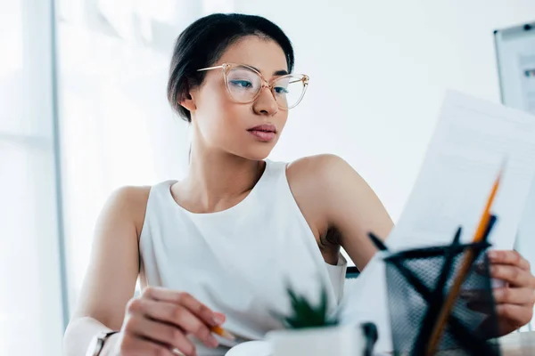 Enfoque Selectivo Atractiva Mujer Negocios Gafas Haciendo Papeleo Oficina — Foto de Stock