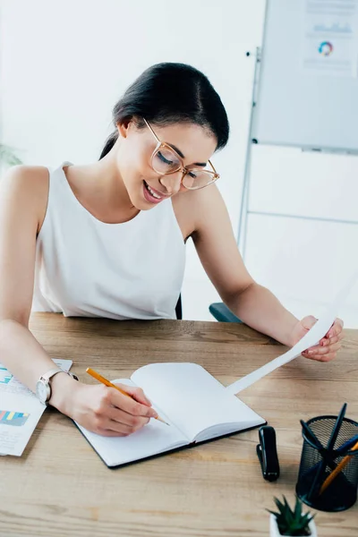 Lachende Latijnse Zakenvrouw Schrijven Notitieboekje Zittend Werkplek Office — Stockfoto