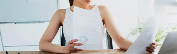 Panoramic Shot Young Latin Businesswoman Holding Papers Office — Stock Photo, Image