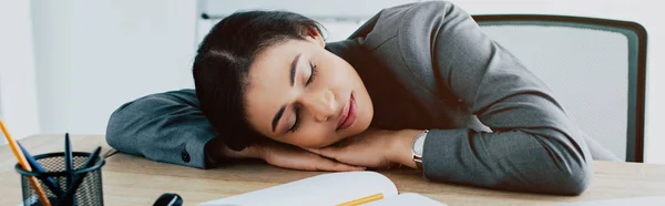 Plano Panorámico Mujer Negocios Latina Cansada Durmiendo Lugar Trabajo Oficina — Foto de Stock