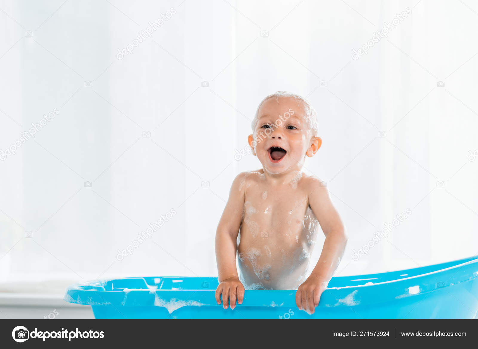 Crianca Tomando Banho Sorrindo Banheira Plastico Azul Bebe Fotografias De Stock C Igorvetushko