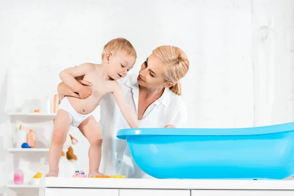 Alacsony Látószögű Tekintettel Boldog Anya Nézett Aranyos Kisgyermek Fia Fürdőszobában — Stock Fotó