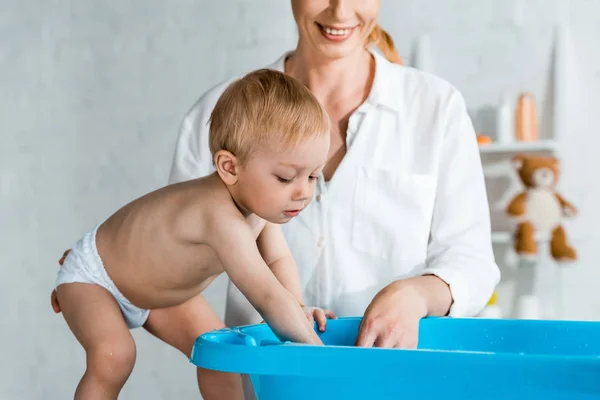 Vágott Kilátás Anya Mosolygott Közelében Aranyos Kisgyermek Fia Fürdőszobában — Stock Fotó