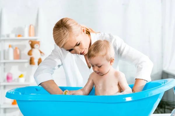 Blonde Woman Looking Cute Toddler Son Taking Bath — Stock Photo, Image
