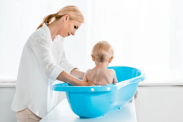 Attractive Mother Washing Toddler Kid Blue Plastic Baby Bathtub — Stock Photo, Image