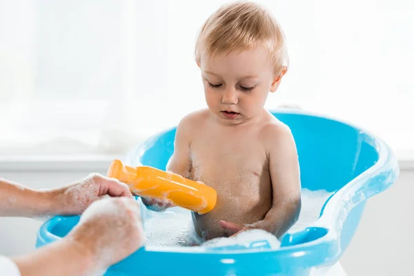 Cropped View Mother Cute Toddler Son Holding Bottle Shampoo — Stock Photo, Image