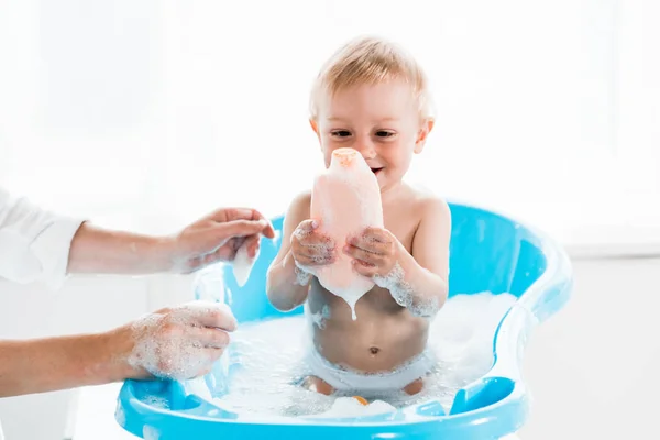 Vista Recortada Madre Cerca Del Niño Alegre Sosteniendo Botella Con —  Fotos de Stock