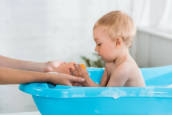 Vista Recortada Madre Sosteniendo Botella Champú Cerca Niño Pequeño Lindo — Foto de Stock