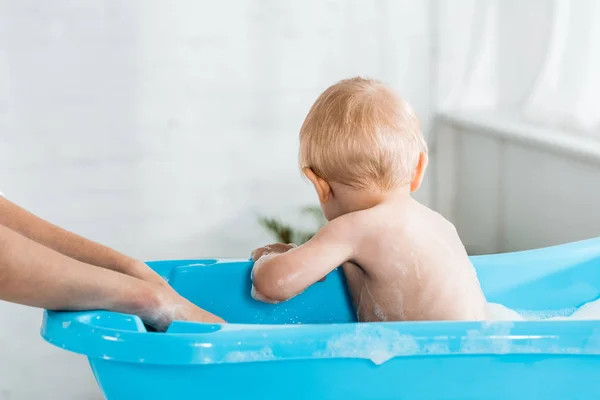Banyoda Banyo Alarak Küçük Oğlu Yakınında Anne Kırpılmış Görünümü — Stok fotoğraf