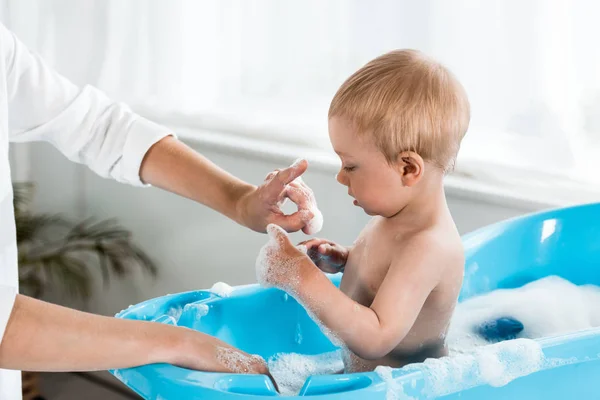 Recortado Vista Madre Señalando Con Dedo Lindo Hijo Pequeño Baño —  Fotos de Stock