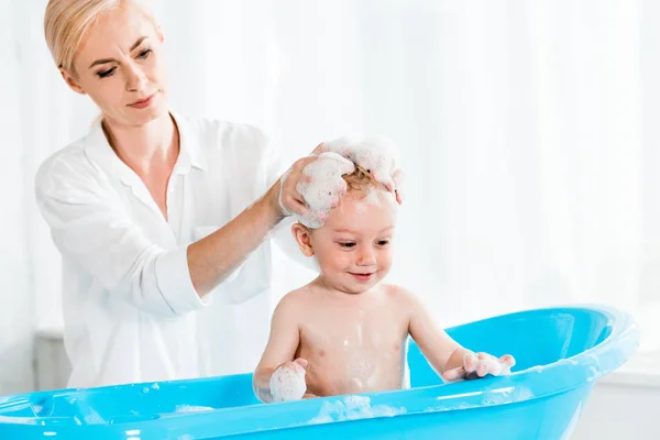 Attractive Blonde Mother Washing Head Cute Toddler Son Bathroom — Stock Photo, Image