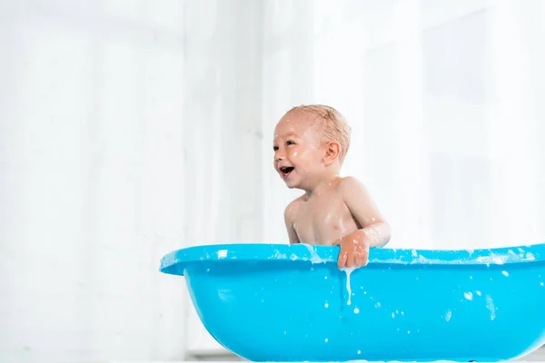 Plastik Bebek Küvetinde Gülümseyen Sevimli Yürümeye Başlayan Çocuğun Düşük Açılı — Stok fotoğraf