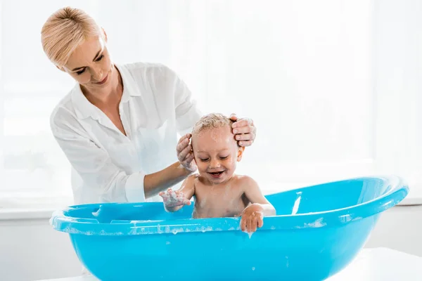 Attractive Blonde Mother Washing Head Toddler Son Bathroom — Stock Photo, Image