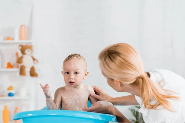 Madre Rubia Mirando Hijo Pequeño Señalando Con Dedo Baño —  Fotos de Stock