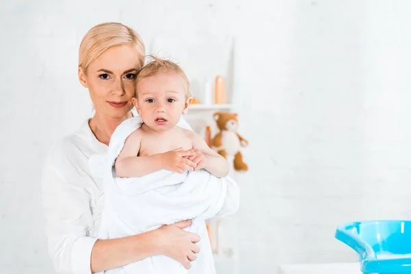 Attractive Blonde Mother Holding Arms Cute Toddler Son Bathroom — Stock Photo, Image