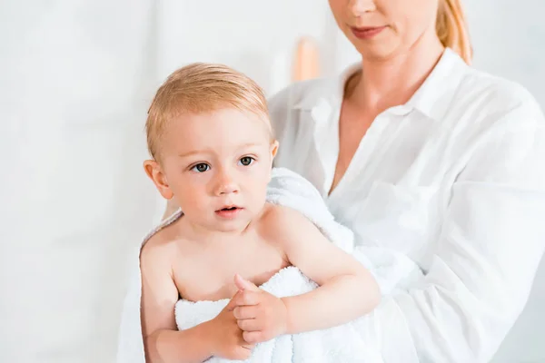 Corte Vista Loira Mãe Segurando Braços Bonito Criança Filho Banheiro — Fotografia de Stock